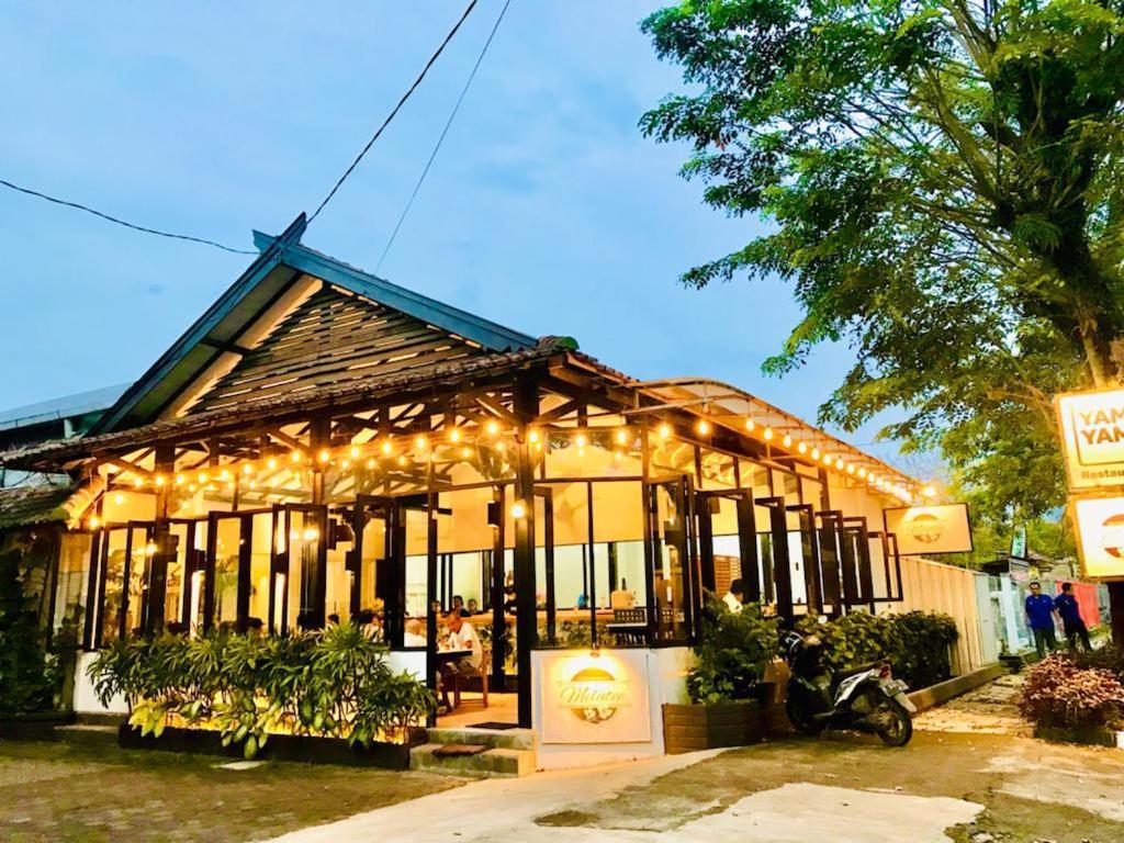 Belaya Hotel Jepara Esterno foto